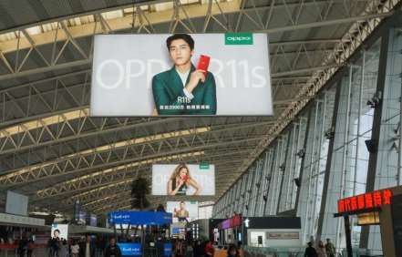 西安咸阳国际机场T2航站楼悬挂灯箱广告媒体
